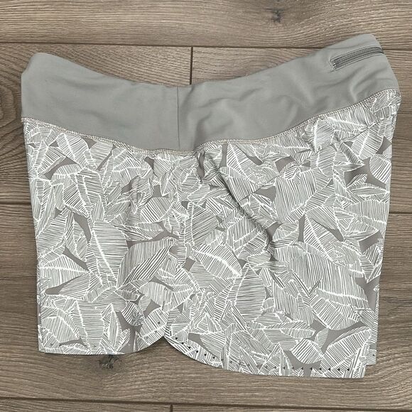 Athleta 3" Laser Run Short Taupe Banana Leaf Print Medium Rise Gray Size Medium - Picture 2 of 12